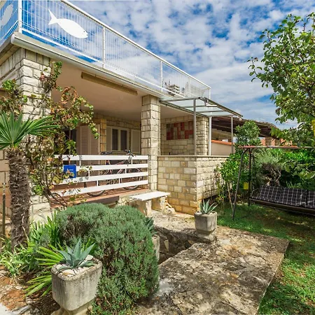 Holiday home 59a Karigador